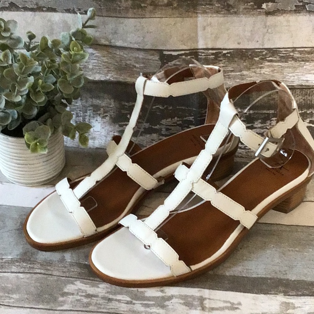Aquatalia T-Strap Sandals Sz 9 NWOT